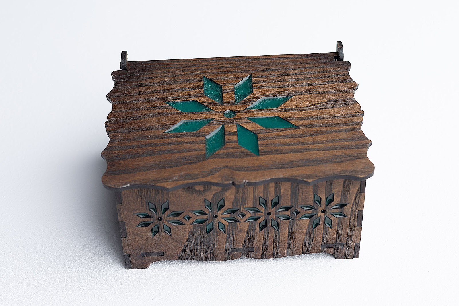 Vista del joyero de madera con estrella de resina verde esmeralda.