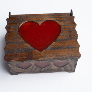 Joyero madera artesanal tapa corazón resina roja San Valentín vista superior.