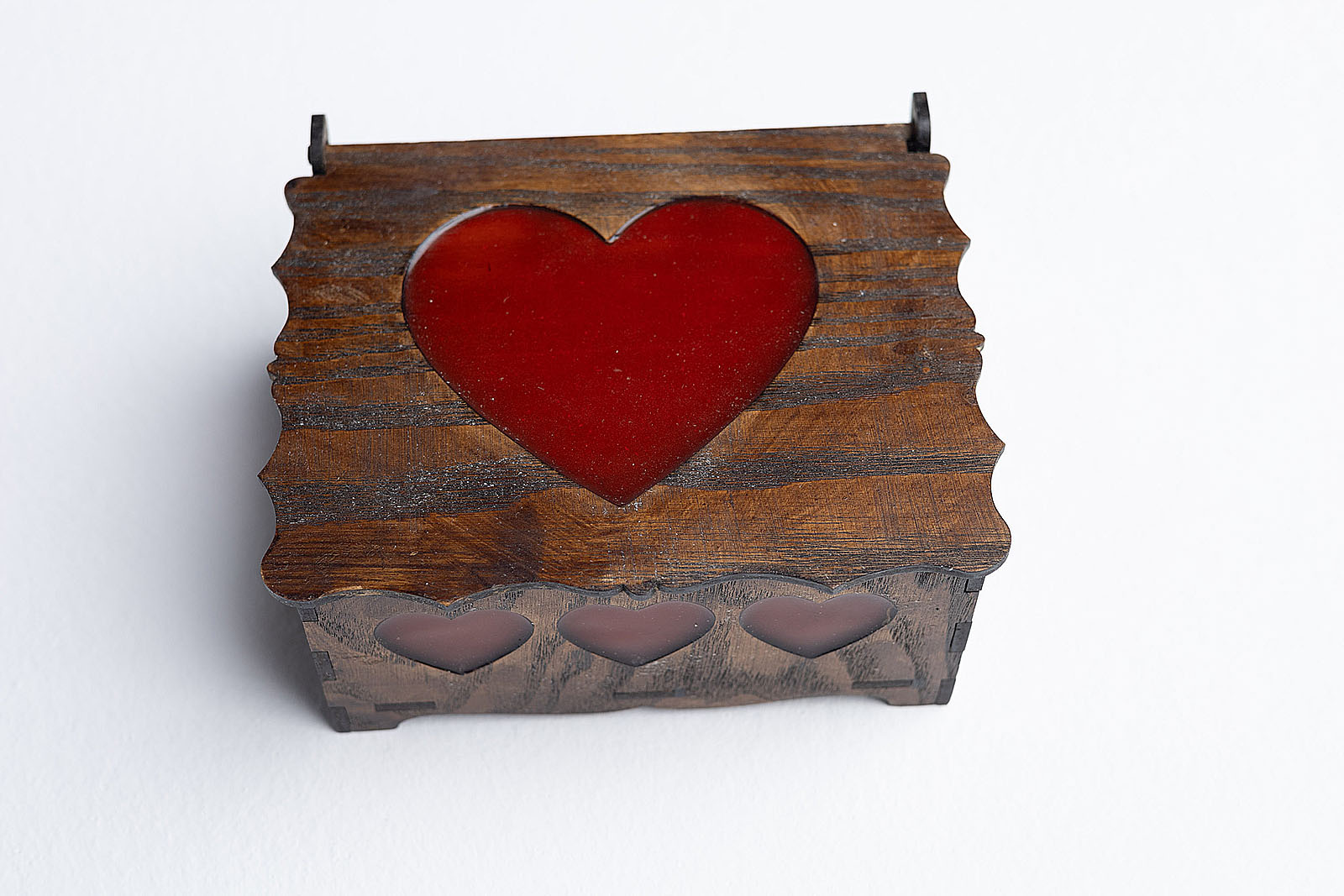 Joyero madera artesanal tapa corazón resina roja San Valentín vista superior.
