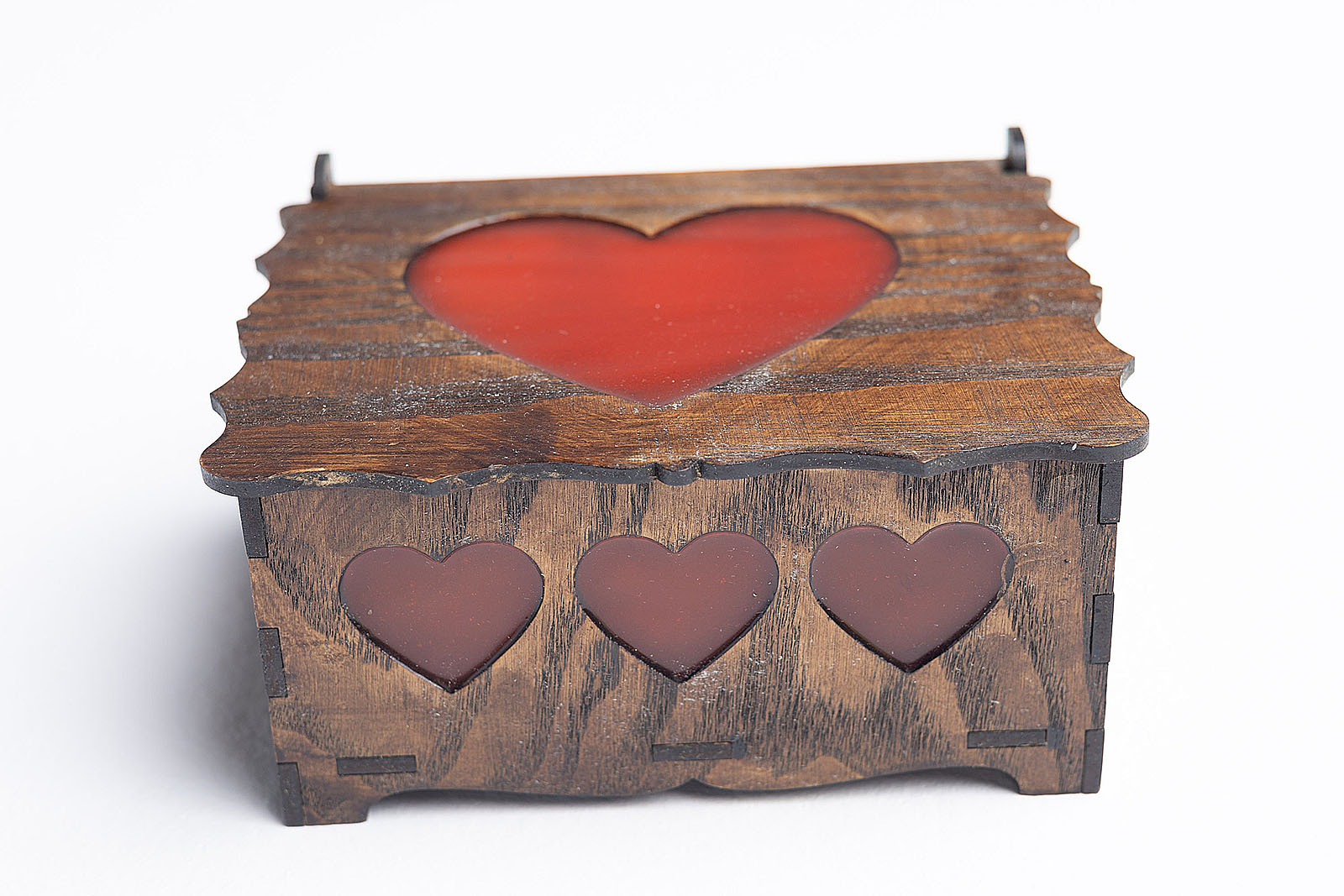 Cofre madera rústica teñida oscura con corazón resina roja translúcida.