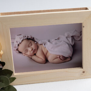 Caja marco madera natural personalizada foto nacimiento Julia vista angulo.