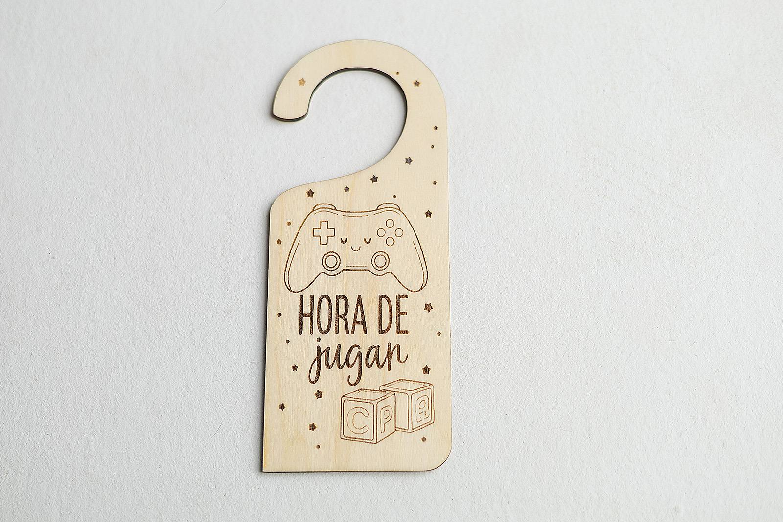 Colgador de puerta infantil de madera para habitación de niño con la frase Hora de Jugar y un dibujo de un mando de consola.