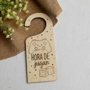 Colgador de puerta gamer de madera Hora de Jugar con mando de consola divertido.