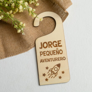 Colgador de Puerta Infantil Personalizado «Pequeño Aventurero»