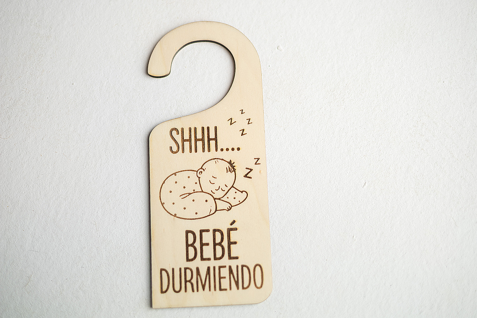 Colgador de puerta para bebé modelo Shhh Bebé Durmiendo con luna y estrellas.