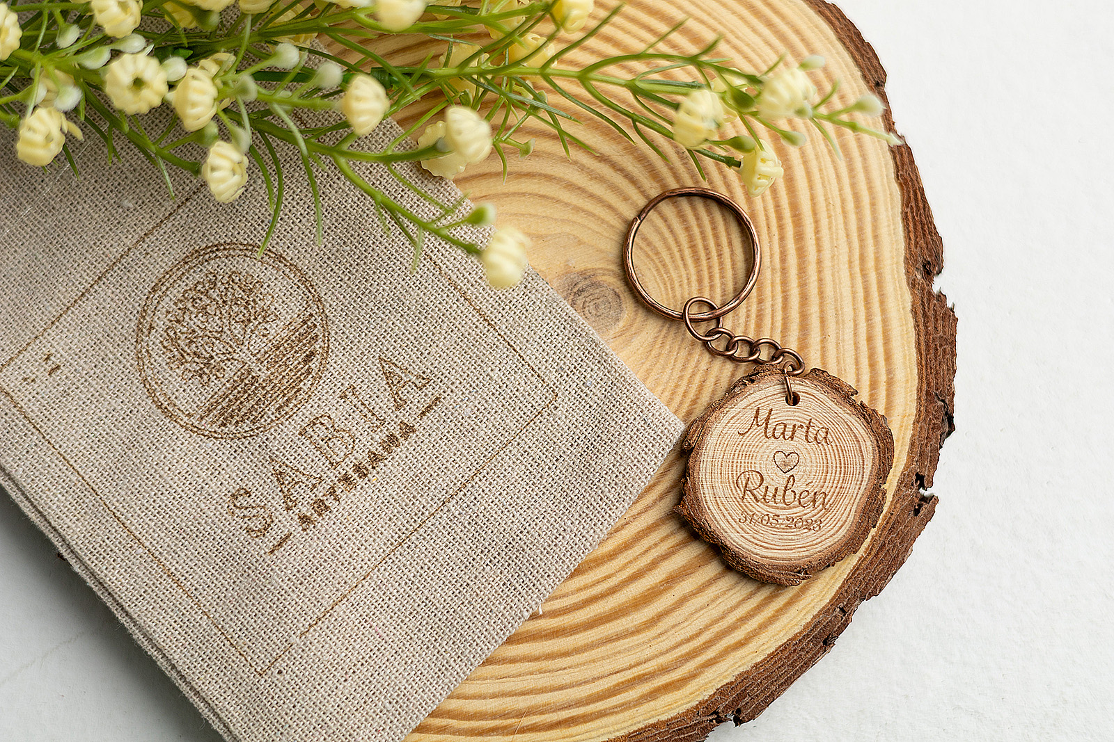 Llavero boda madera personalizado árbol vida Pablo y Sara con bolsa.