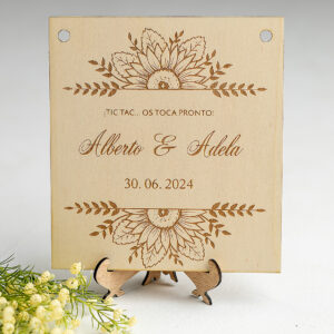 Cartel de madera Os toca pronto para regalar a los siguientes novios con soporte de pie.