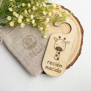 Percha infantil de madera modelo Jirafa Aventurera personalizada junto a bolsa.