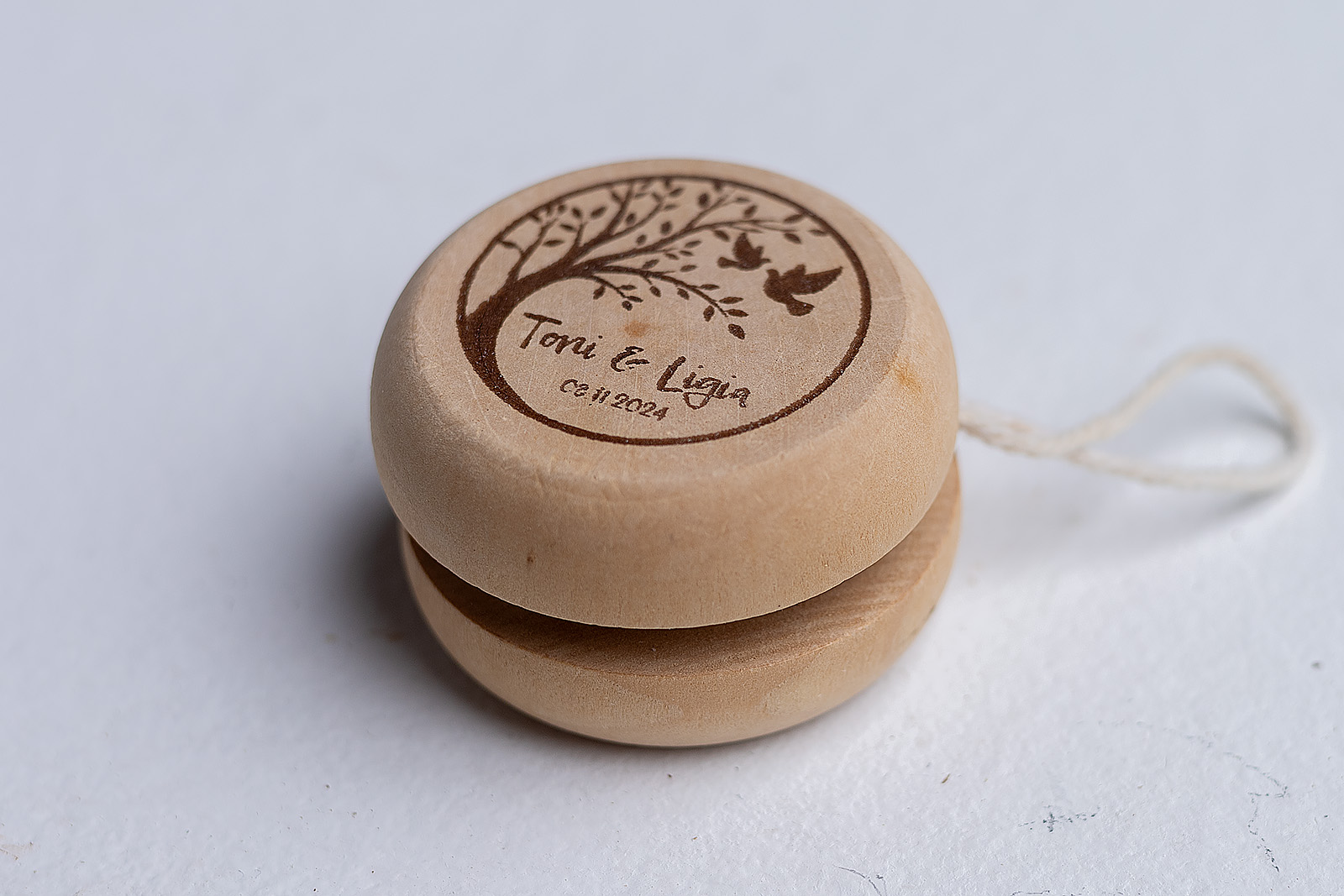 Juguete madera yoyó personalizado árbol de la vida Toni y Ligia primer plano.