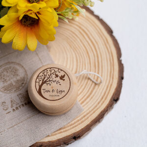 Regalo niños boda yoyó madera árbol de la vida Toni y Olga con bolsa.