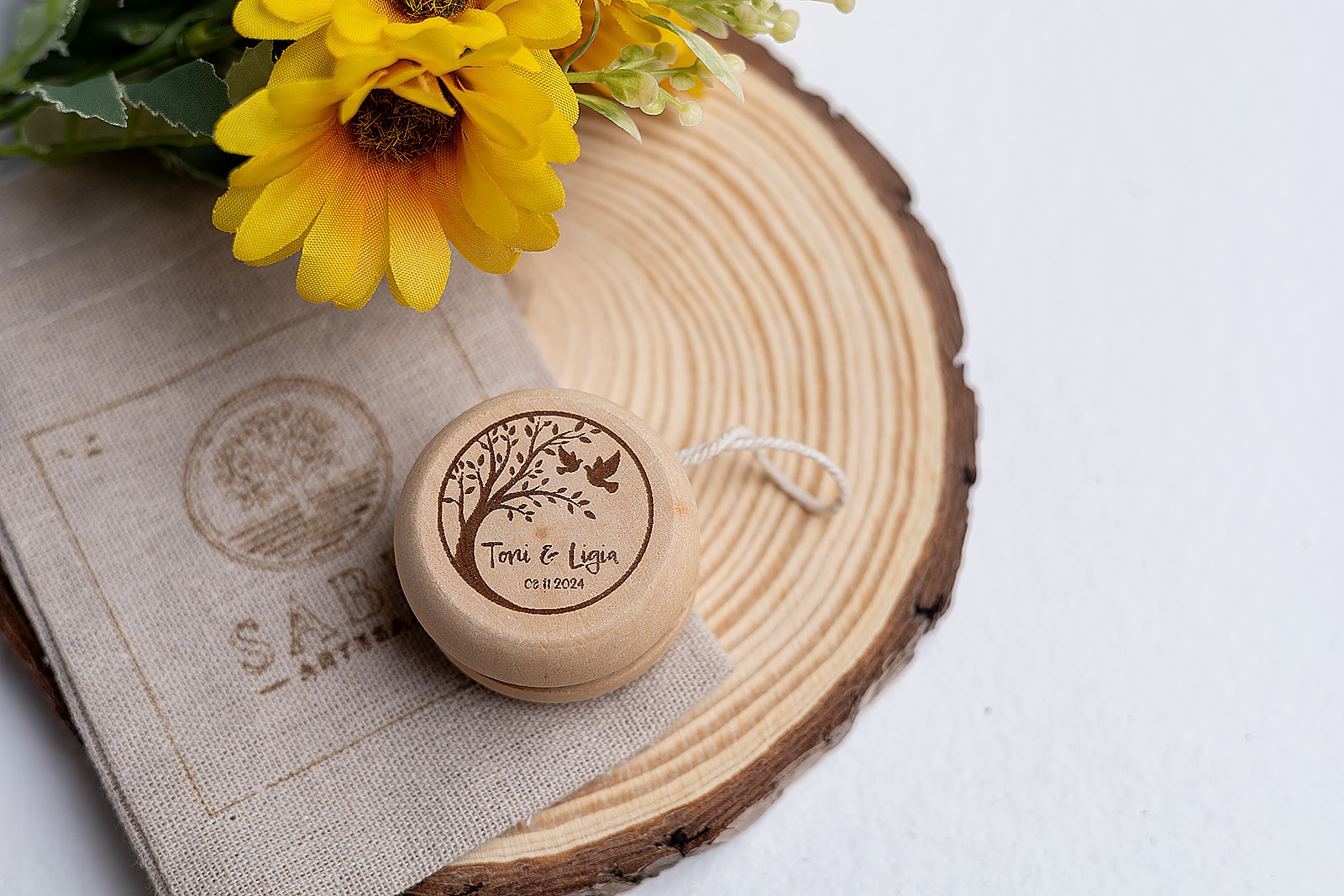 Regalo niños boda yoyó madera árbol de la vida Toni y Olga con bolsa.