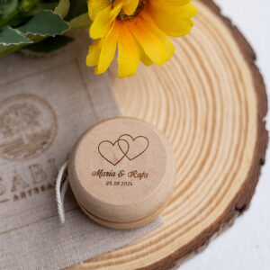 Yoyó madera natural personalizado corazones entrelazados Maria y Rafa.
