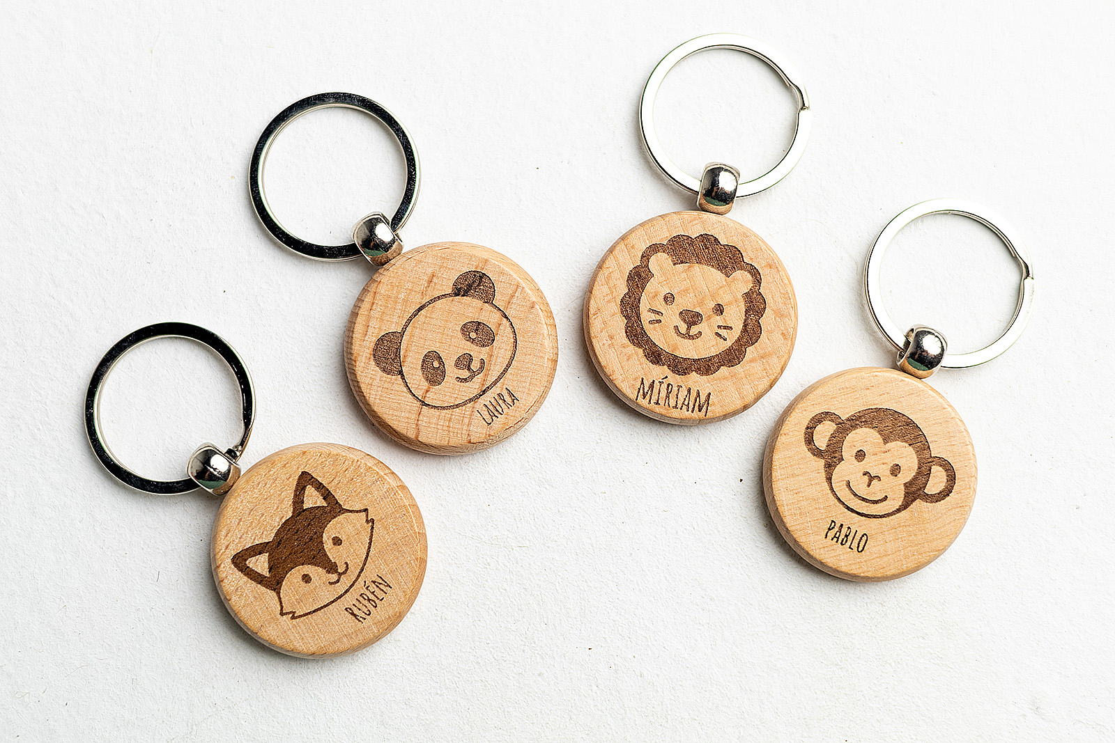 Conjunto de llaveros de animales de madera personalizados para regalo infantil.
