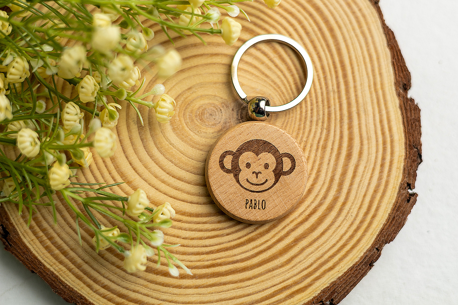 Llavero de madera redondo personalizado Pablo con diseño de cara de mono.