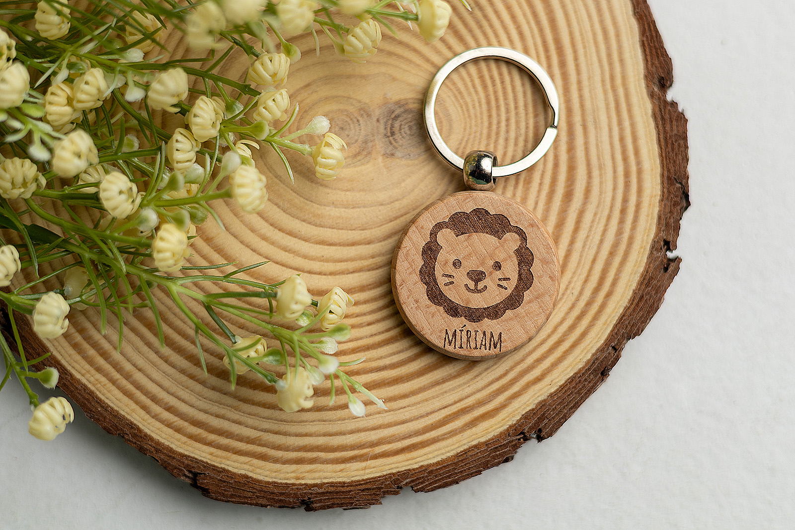Llavero infantil de madera modelo León personalizado sobre fondo de arpillera.