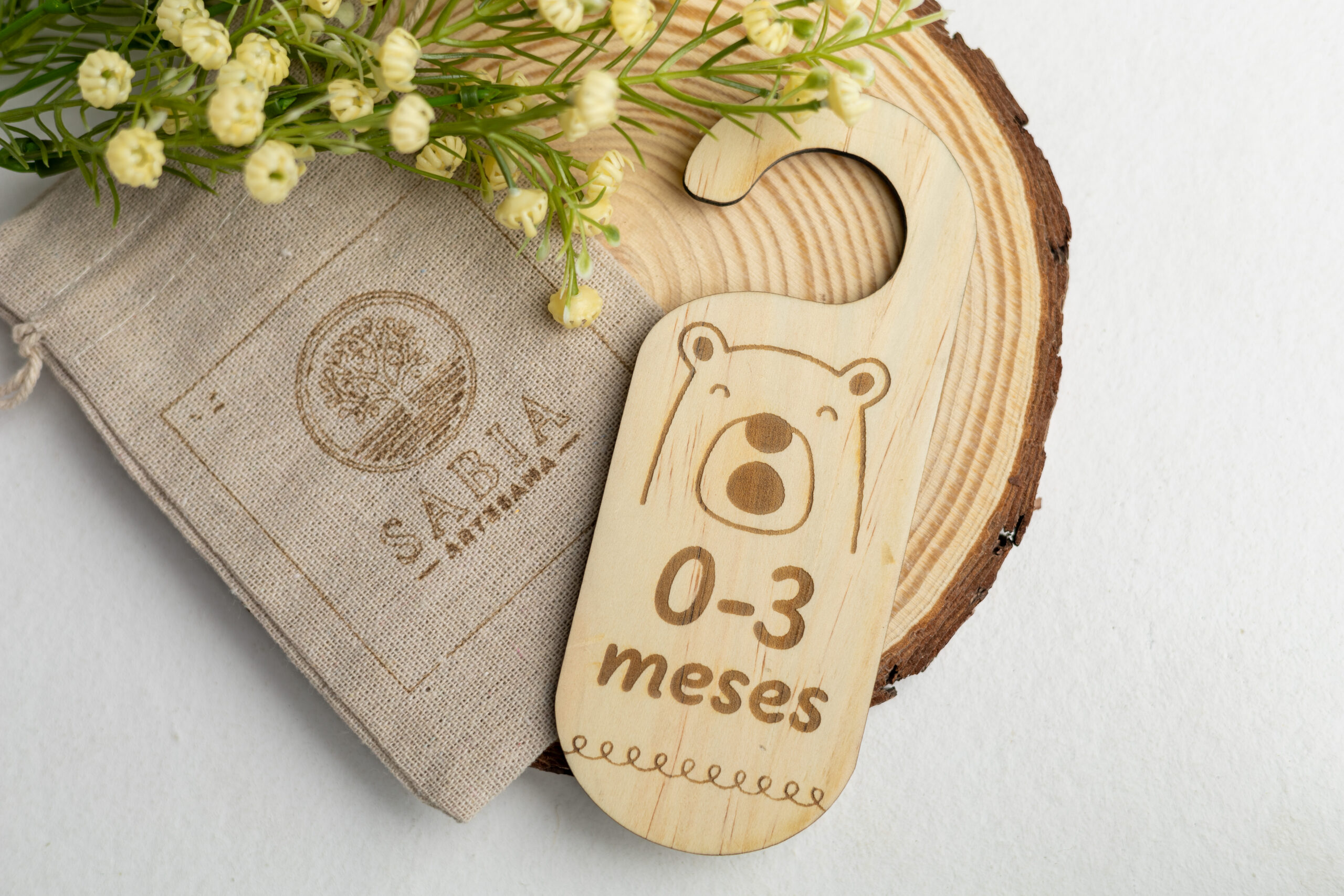 separador de armario para bebé de madera modelo Osito tallas meses.