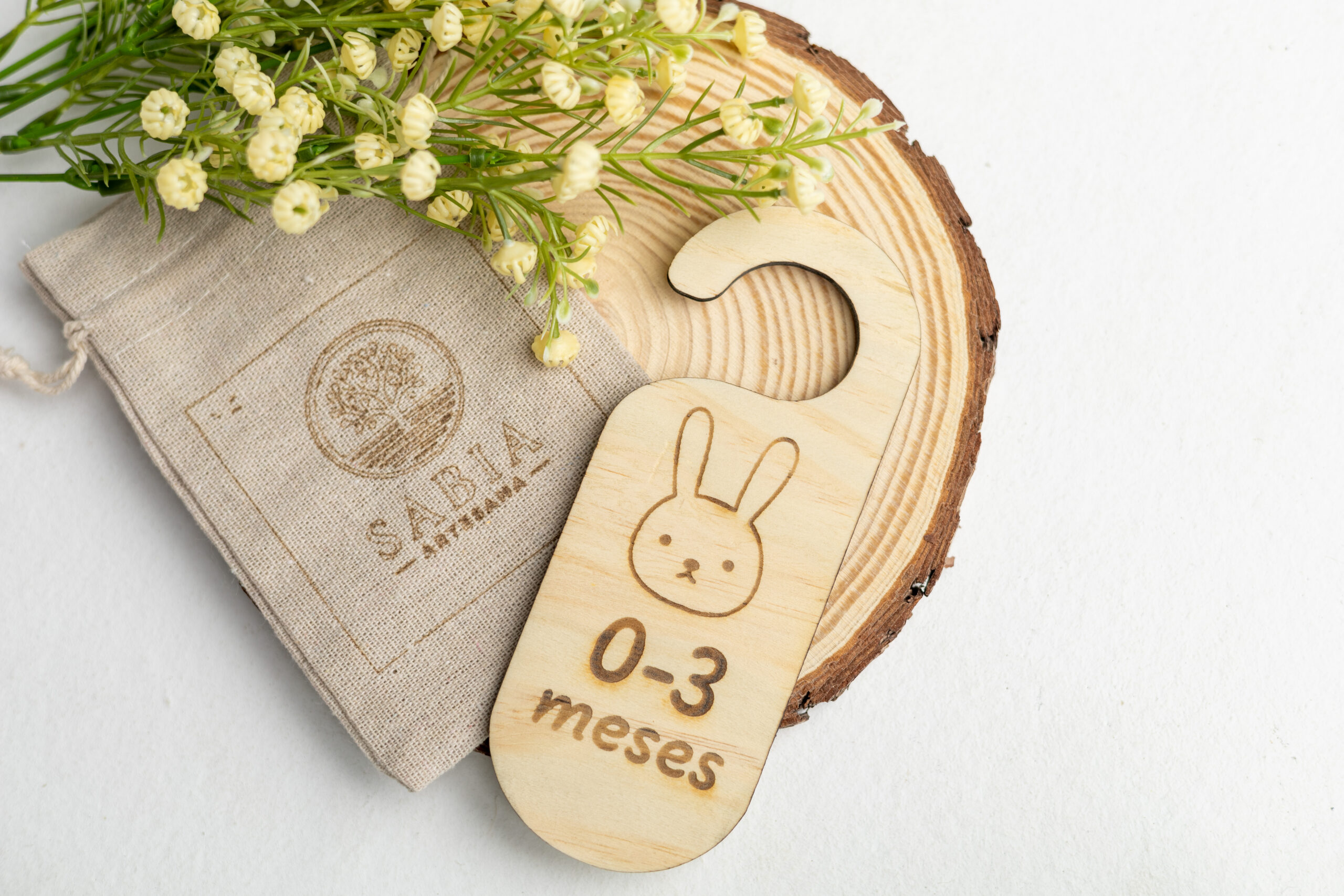 Pack de separadores de armario para bebé de madera modelo Conejito tallas meses.