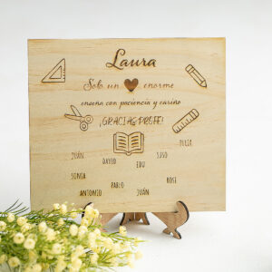 Placa de madera como regalo de fin de curso para la profesora Laura, personalizada con una dedicatoria de agradecimiento y los nombres de todos sus alumnos grabados.