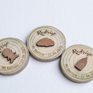 Trío de imanes de madera natural con figuras en relieve 3D (bebé, nube, biberón) personalizados.