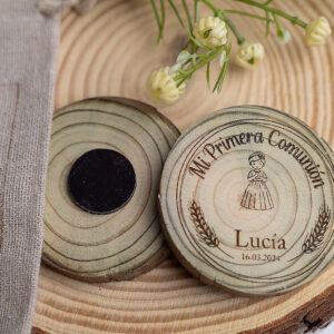 Presentación de imanes de comunión de madera modelo Niña Rezando junto a bolsita de tela rústica.