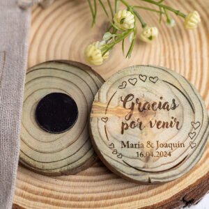 Conjunto de imanes de agradecimiento para boda en madera rústica personalizados con nombres de los novios.