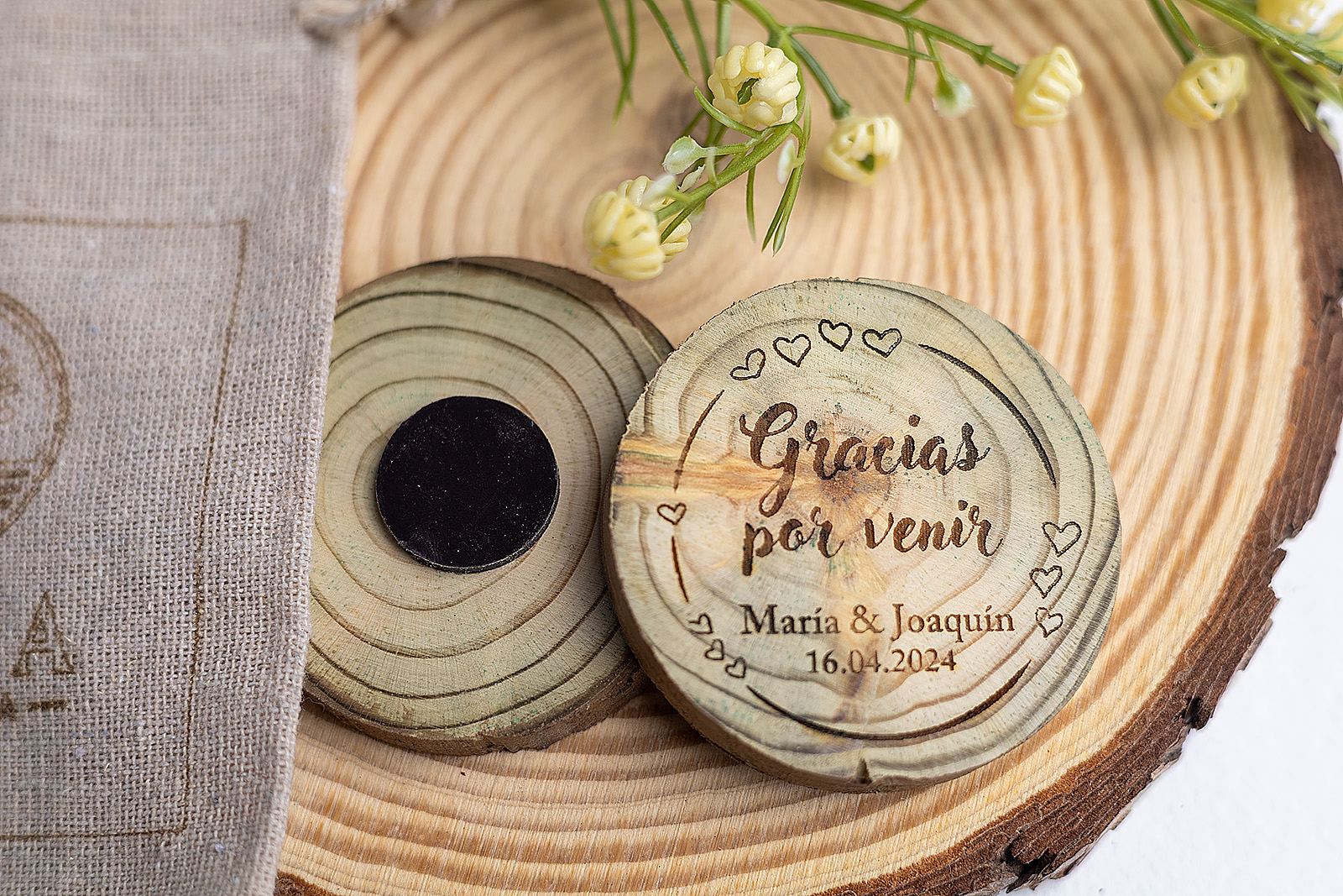 Conjunto de imanes de agradecimiento para boda en madera rústica personalizados con nombres de los novios.