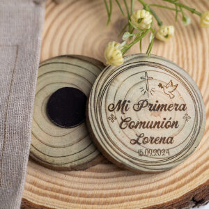 Detalles de comunión en madera natural modelo Cruz y Paloma junto a bolsa de presentación.