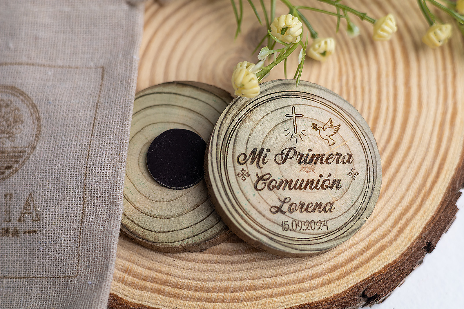 Detalles de comunión en madera natural modelo Cruz y Paloma junto a bolsa de presentación.