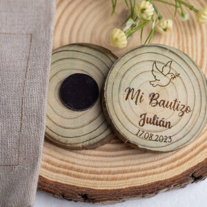 Presentación de recordatorios de bautizo de madera rústica modelo Paloma junto a bolsa.