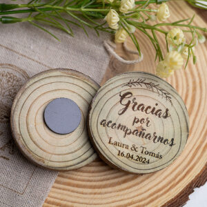 Imanes de boda rústicos de madera natural, mostrando la cara grabada con diseño geométrico y la trasera con imán potente, personalizado con nombres Lauta y Tomás.
