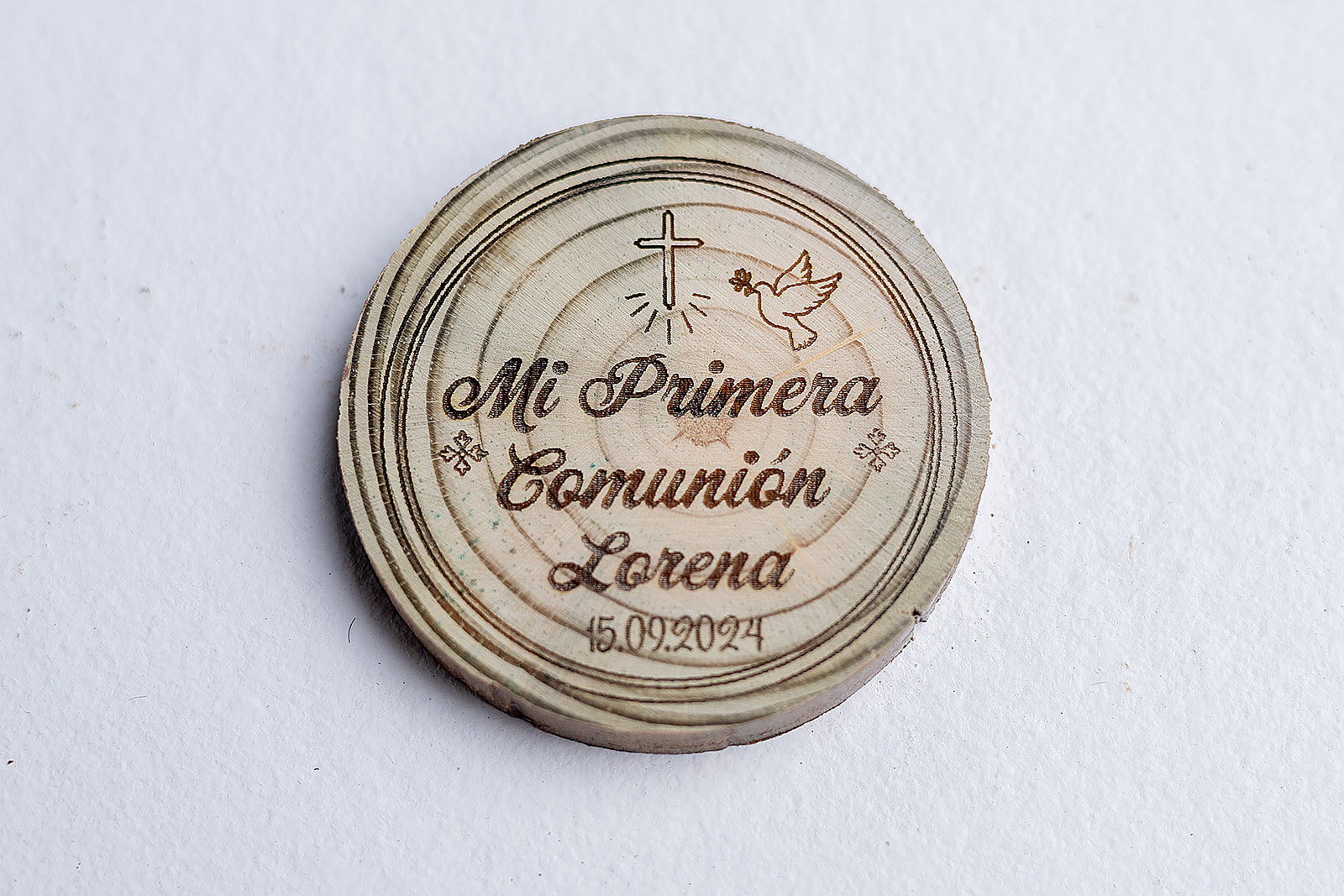 Imán rústico de madera para recuerdo de Primera Comunión, grabado con una cruz, una paloma, y personalizado con el nombre Lorena y la fecha.