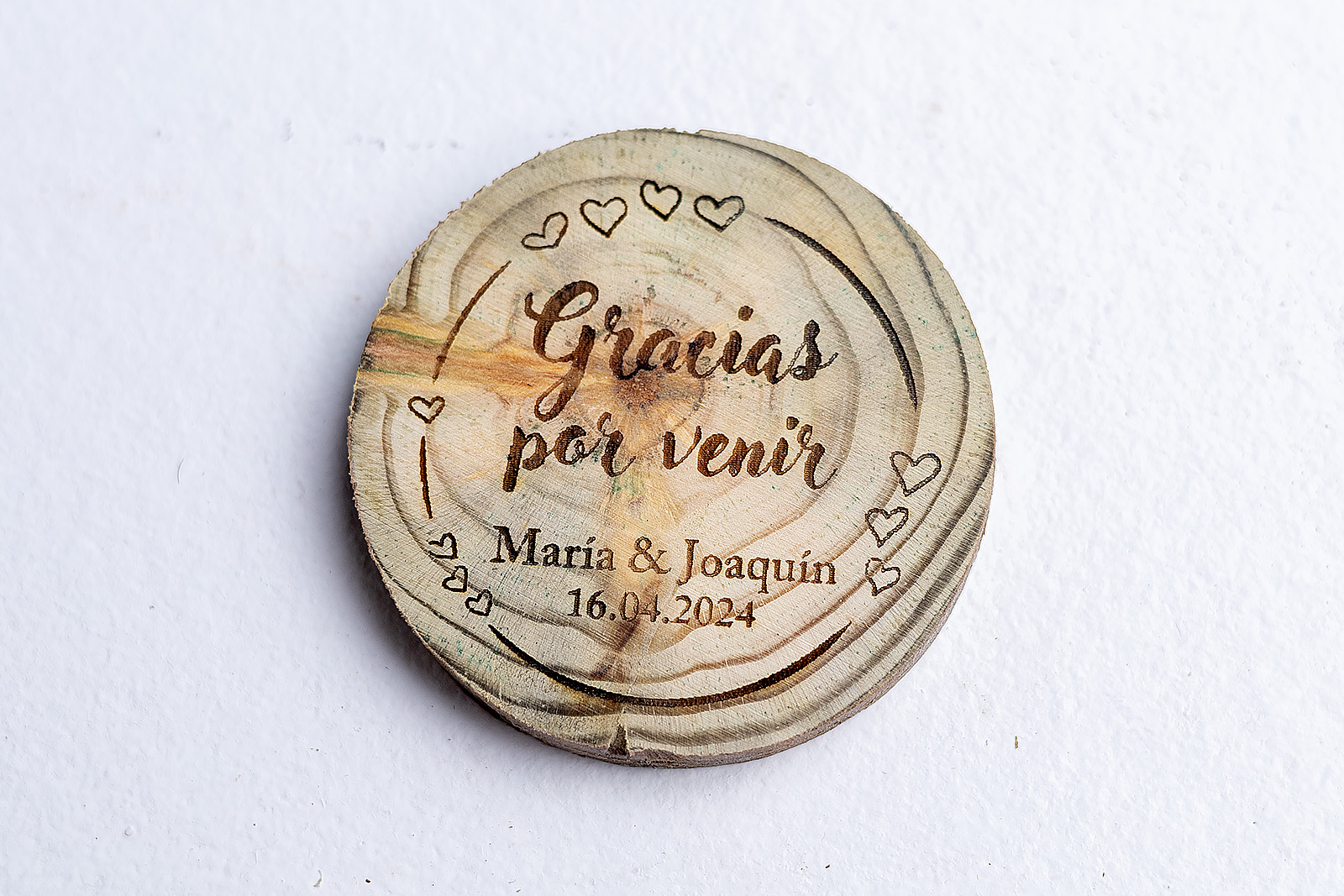 Imán rústico de madera para detalle de boda, personalizado con la frase "Gracias por venir" y los nombres María y Joaquín.