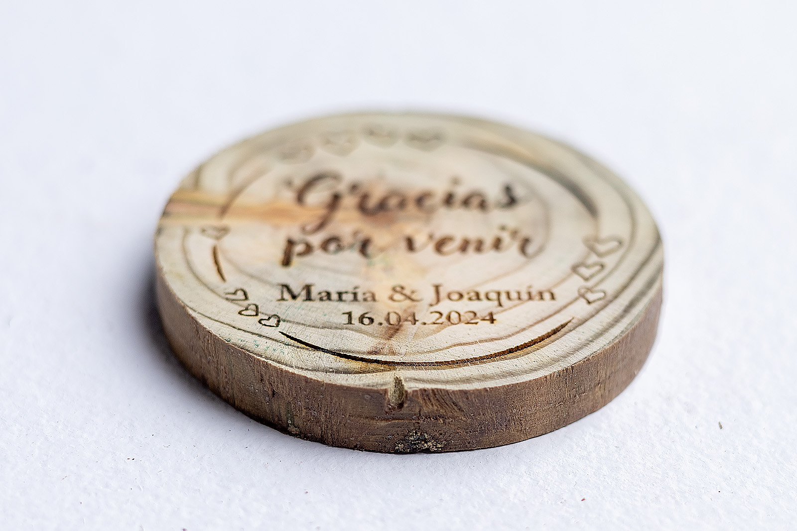 Imán de boda rústico en madera natural grabado con frase Gracias por venir y corazones
