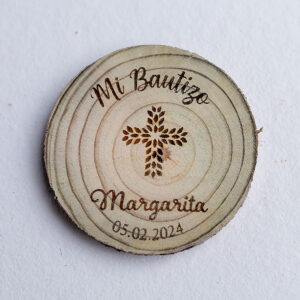 Vista superior de detalle de bautizo rústico en madera modelo Cruz Floral personalizado con fecha.