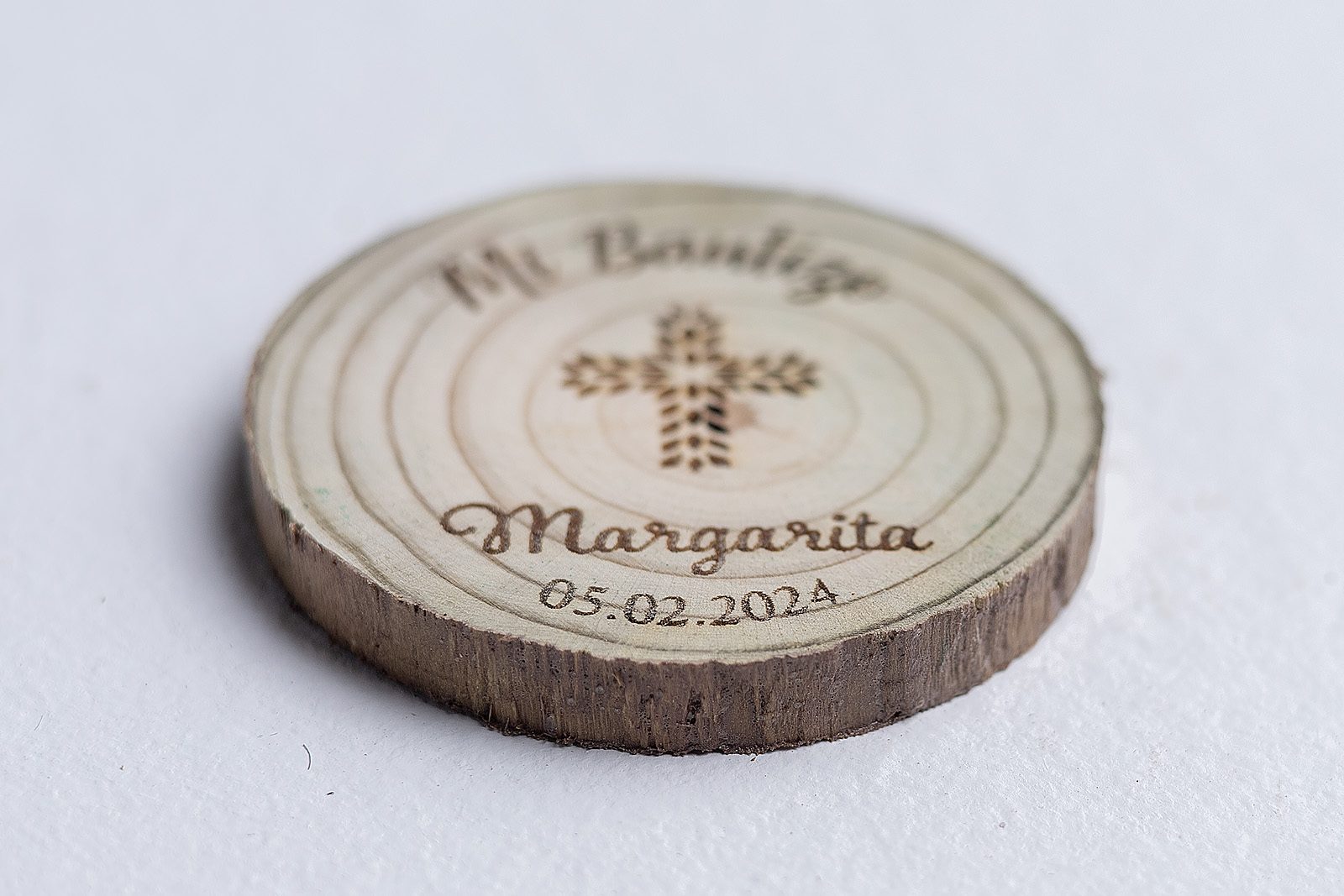 Imán de bautizo en madera con corteza grabado con diseño de Cruz Floral y nombre Margarita.