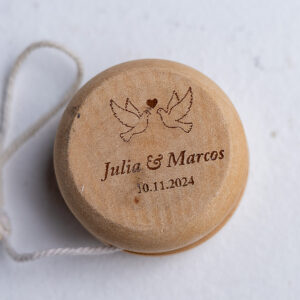 Yoyó de madera natural grabado con dos pajaritos besándose y nombres Julia y Marcos.
