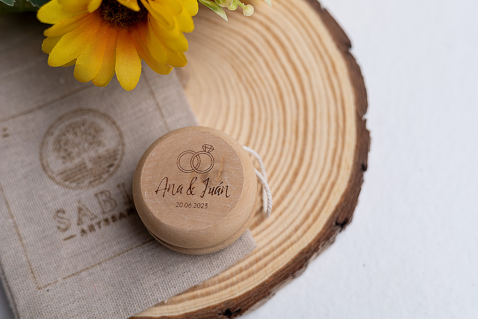 Yoyó de madera natural grabado con anillos de boda