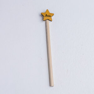 Lápiz de madera con un adorno en forma de estrella de color amarillo, personalizado con el nombre "Ana" grabado a láser.