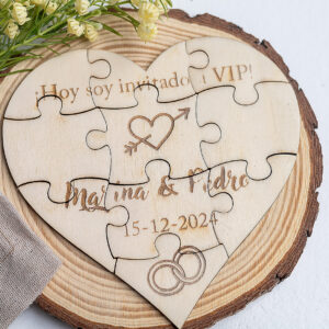 Puzzle de madera en forma de corazón personalizado para niños invitados a una boda, con el mensaje "Hoy soy invitado VIP" y los nombres de los novios.