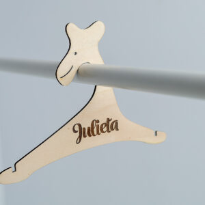 Percha infantil de madera con diseño de jirafa colgada en una barra, personalizada con el nombre Julieta grabado a láser.