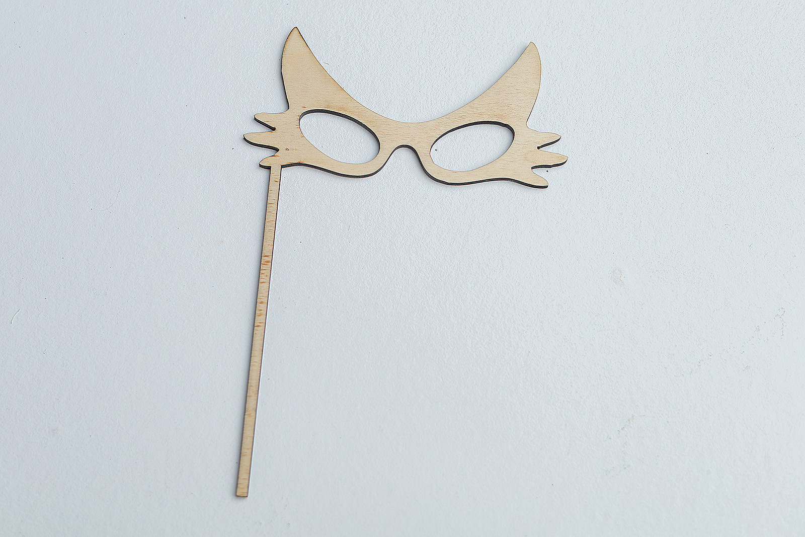 Gafas de fiesta de madera con forma de ojos de gato y varilla para sujetar, un complemento original y duradero para eventos.
