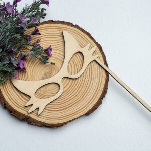 Antifaz de gato de madera con varilla, presentado con decoración floral y rústica, ideal como accesorio divertido para photocall.