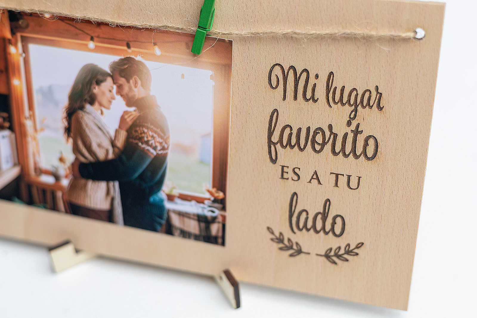 Primer plano del grabado láser "Mi lugar favorito es a tu lado" en un portafotos de madera rústico para parejas.