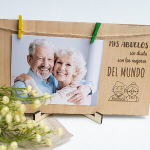 Portafotos de madera con frase para abuelos y foto colgada con pinzas, decorado con flores. Regalo original para el día de los abuelos.