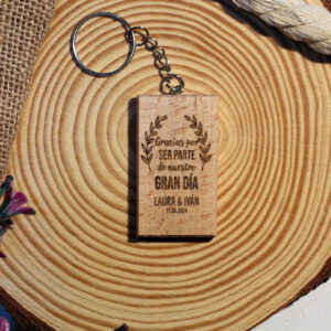 Llavero de boda de madera personalizado con los nombres Laura & Iván y la frase 'Gracias por ser parte de nuestro gran día