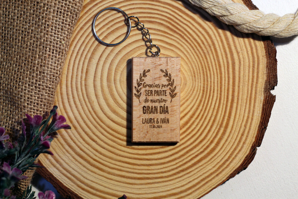 Llavero de boda de madera personalizado con los nombres Laura & Iván y la frase 'Gracias por ser parte de nuestro gran día