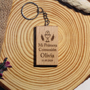 Llavero de comunión de madera personalizado con un diseño de cáliz y el nombre Olivia.