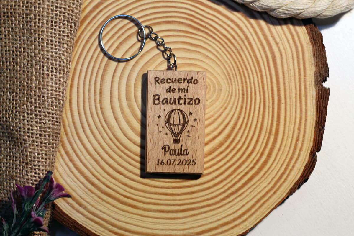Llavero de bautizo original de madera con un globo aerostático, personalizado con el nombre Paula.
