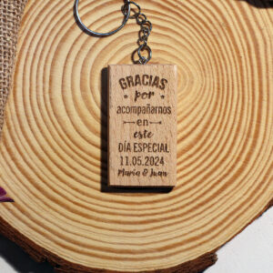 Llavero de agradecimiento para eventos de madera con el mensaje 'Gracias por acompañarnos