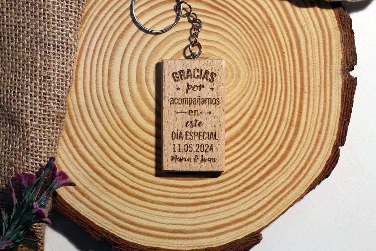 Llavero de agradecimiento para eventos de madera con el mensaje 'Gracias por acompañarnos